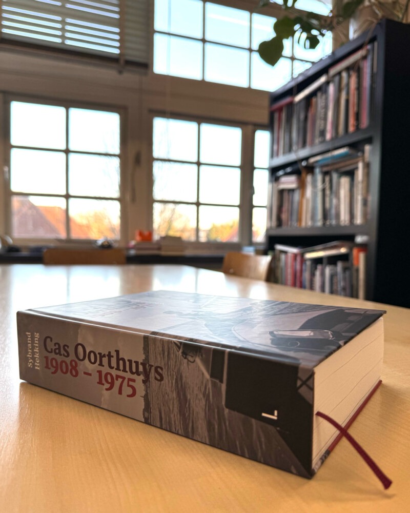 De biografie over Cas Oorthuys
