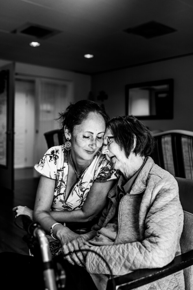 Dochter Karin Sitalsing met haar moeder Anne in Mariaheide